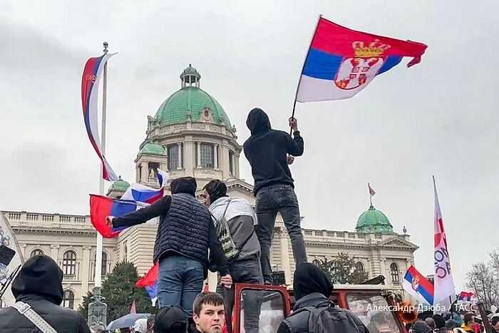 Сербия отвергла обвинения в использовании "звуковой пушки" против демонстрантов в Белграде